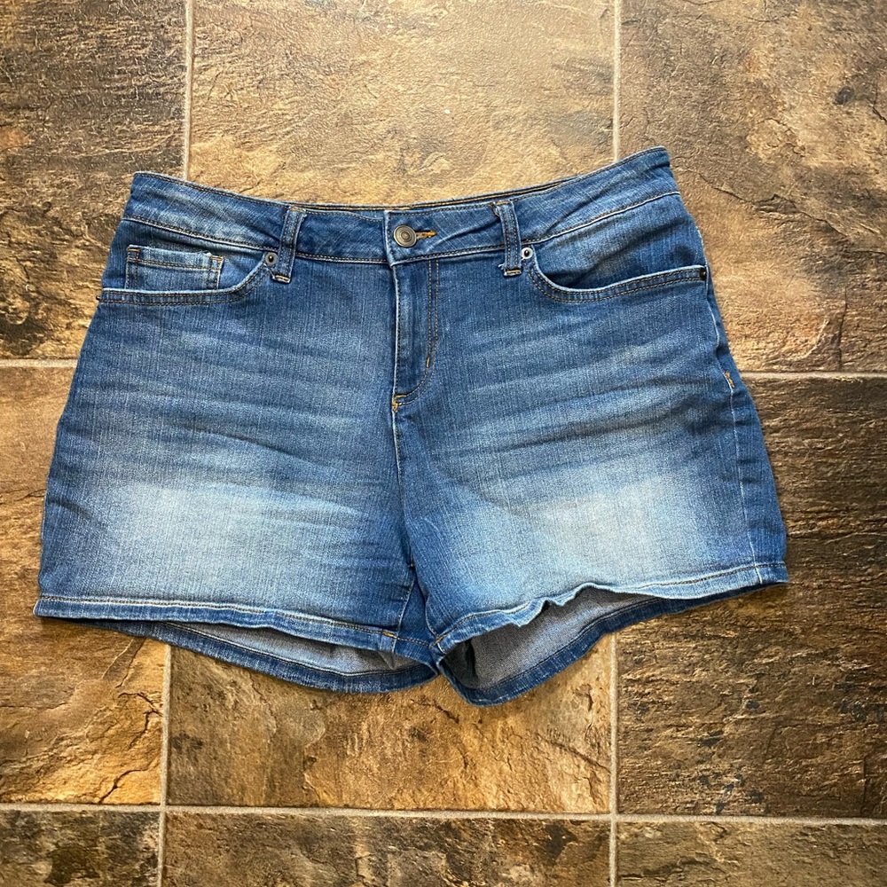 Mid rise dark blue shorts
